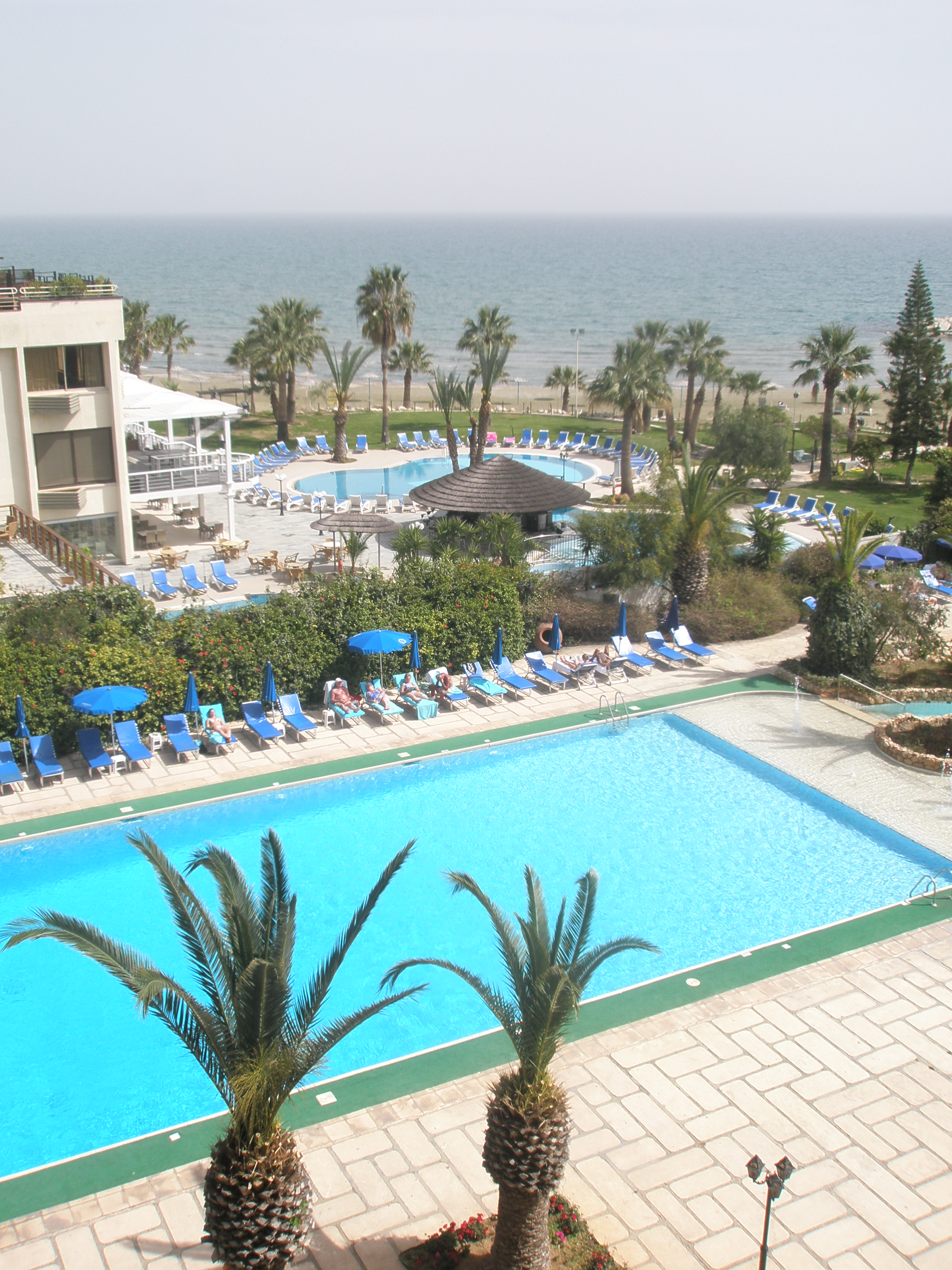 Visite d'une chambre d'hôtel à Chypre avec vue sur la mer et les piscines