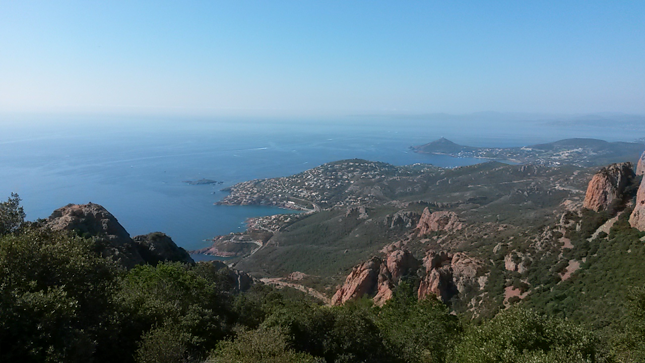 La vue sur Sainte-Maxime et Saint-Tropez depuis le Pic du Cap Roux dans l'Esterel