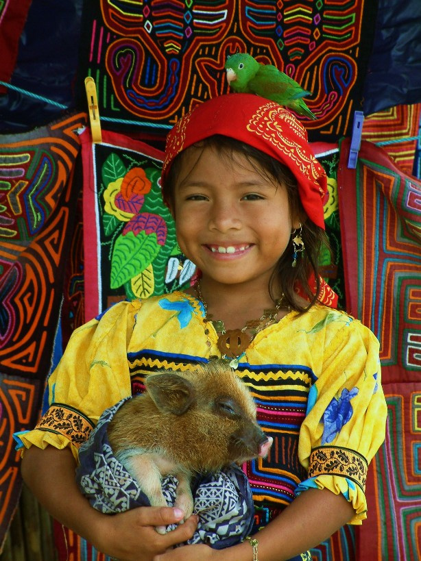 Une fille de la tribu des Kunas au Panama
