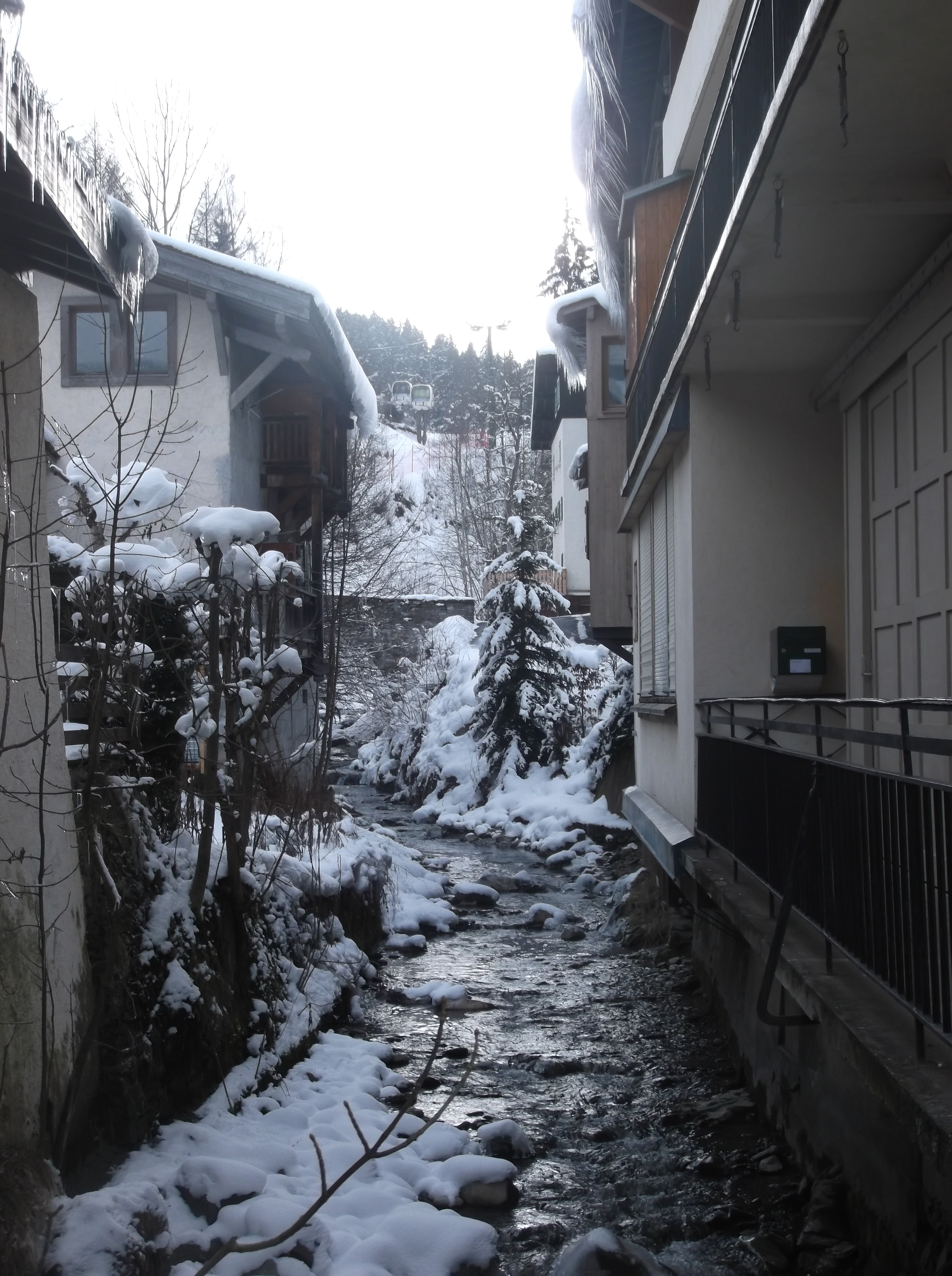 Un ruisseau traverse Megève