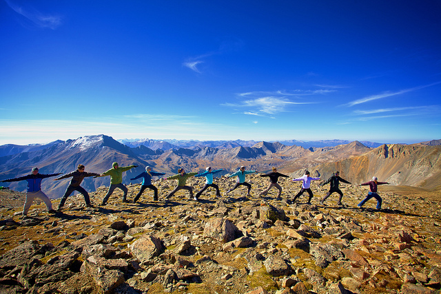 Yoga dans les montagnes du Colorado