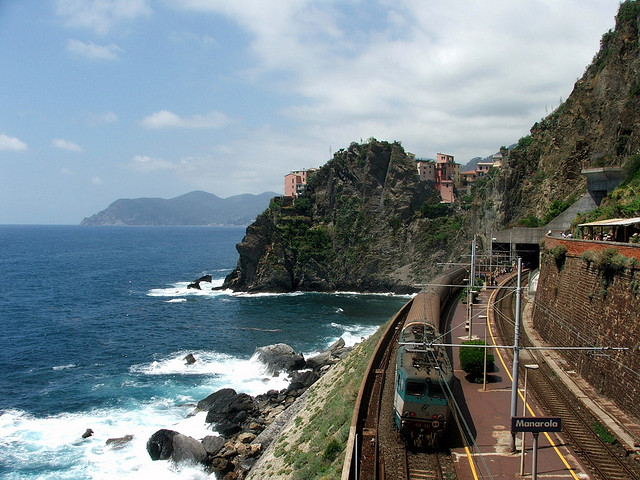 Le train qui relie les villages des Cinque Terre en gare de Manarola
