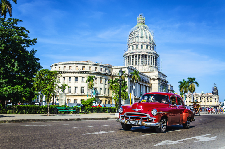 Une vieille voiture américaine devant le Capitole à La Havane