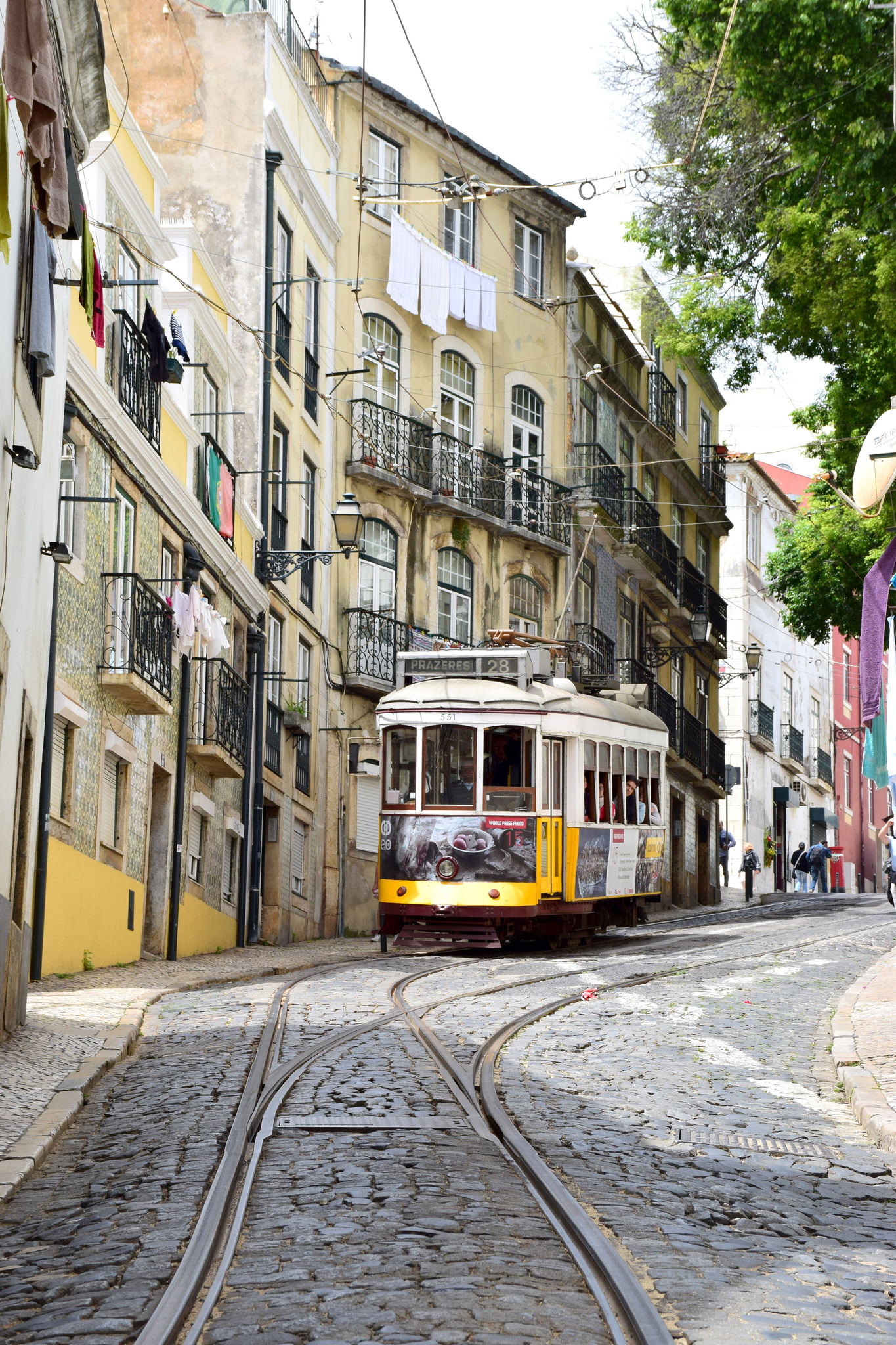 Tramway n°28 dans l'Alfama