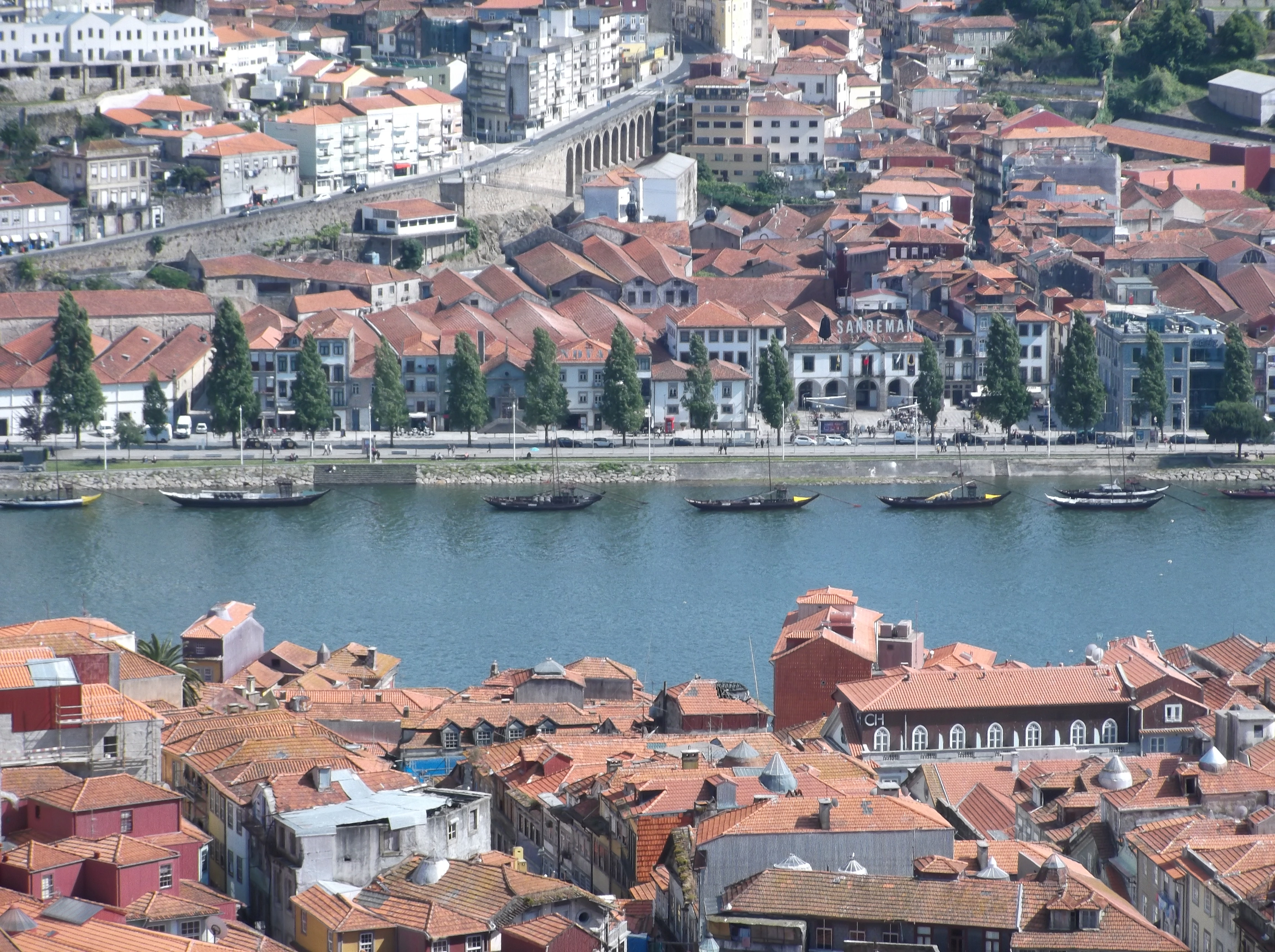 Vue sur le Douro et caves de la Vila Nova de Gaia