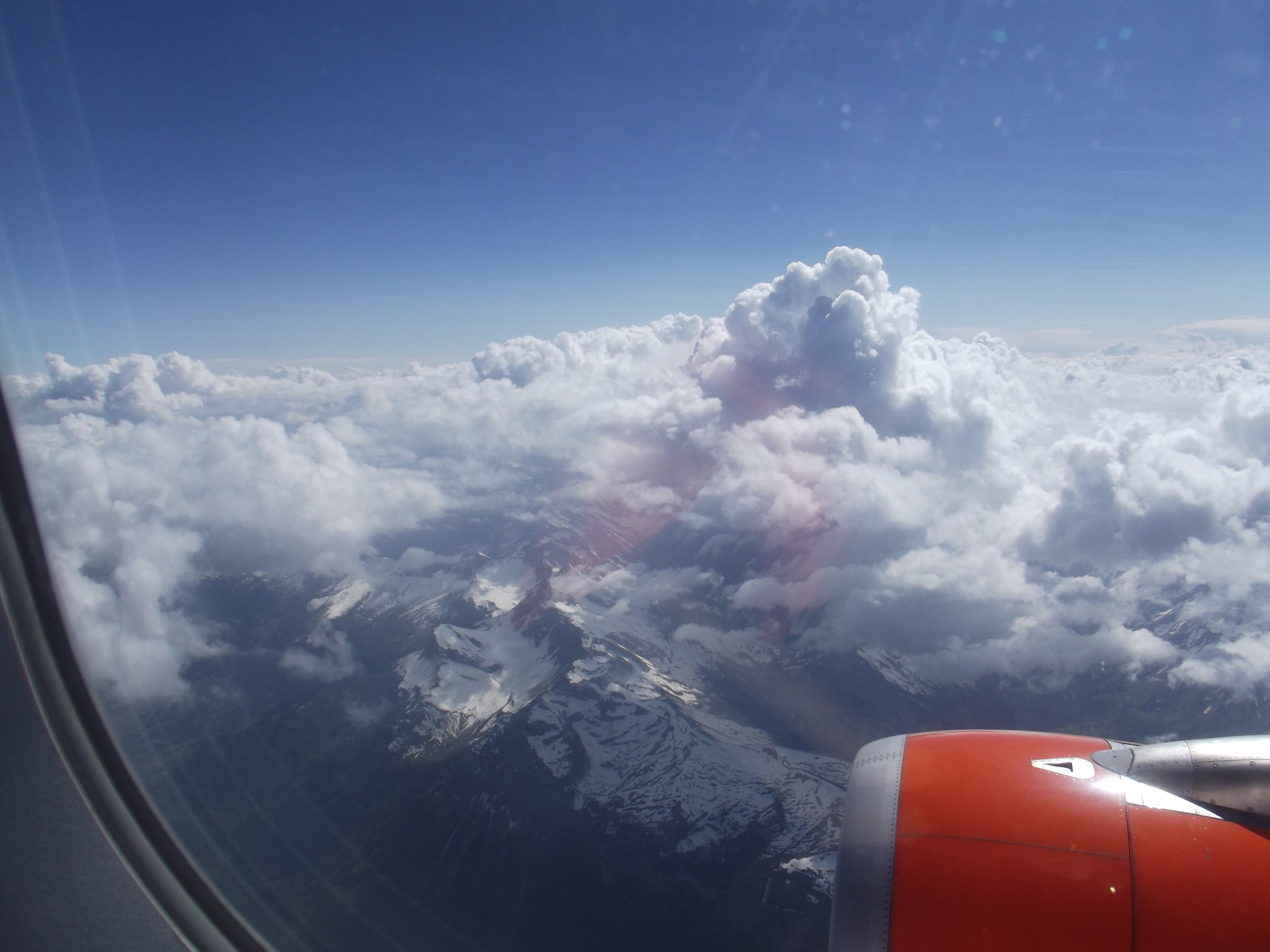 vue sur la montagne depuis l'avion