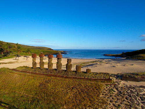 Les statues de l'île de Pâques à Anakena