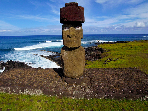 Une statue semi-entérrée de l'île de Pâques