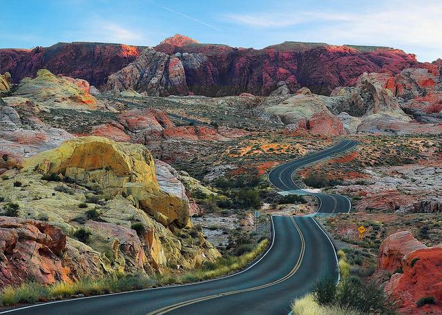 Route dans le désert du Nevada aux USA