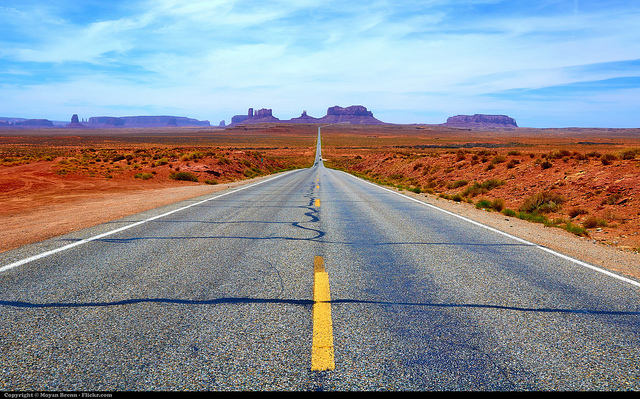 Une route aux USA qui mène à Monument Valley