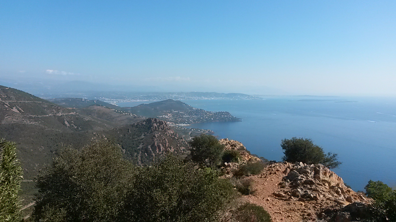 La vue sur Cannes, Antibes et Nice depuis le Pic du Cap Roux dans l'Esterel