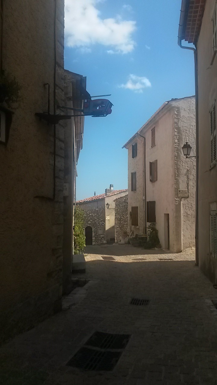Une ruelle du village de Mons