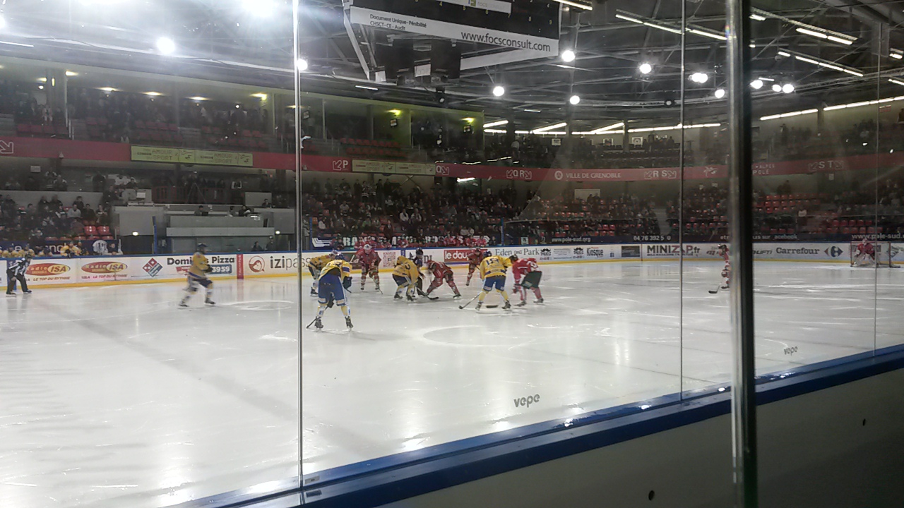 Engagement au match de hockey des Brûleurs de Loups