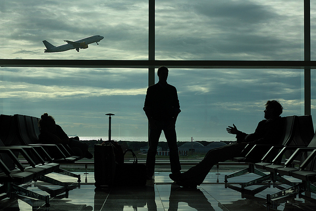 Attente du vol dans la salle d'embarquement