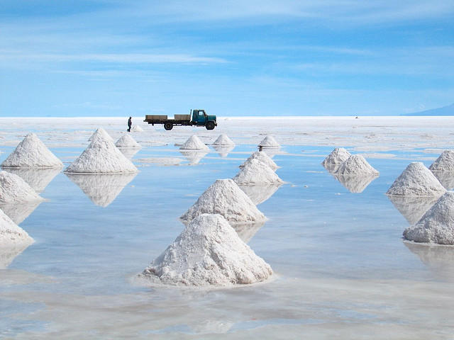 Des tas de sel dans le Salar d'Uyuni © Flickr -  jo vh
