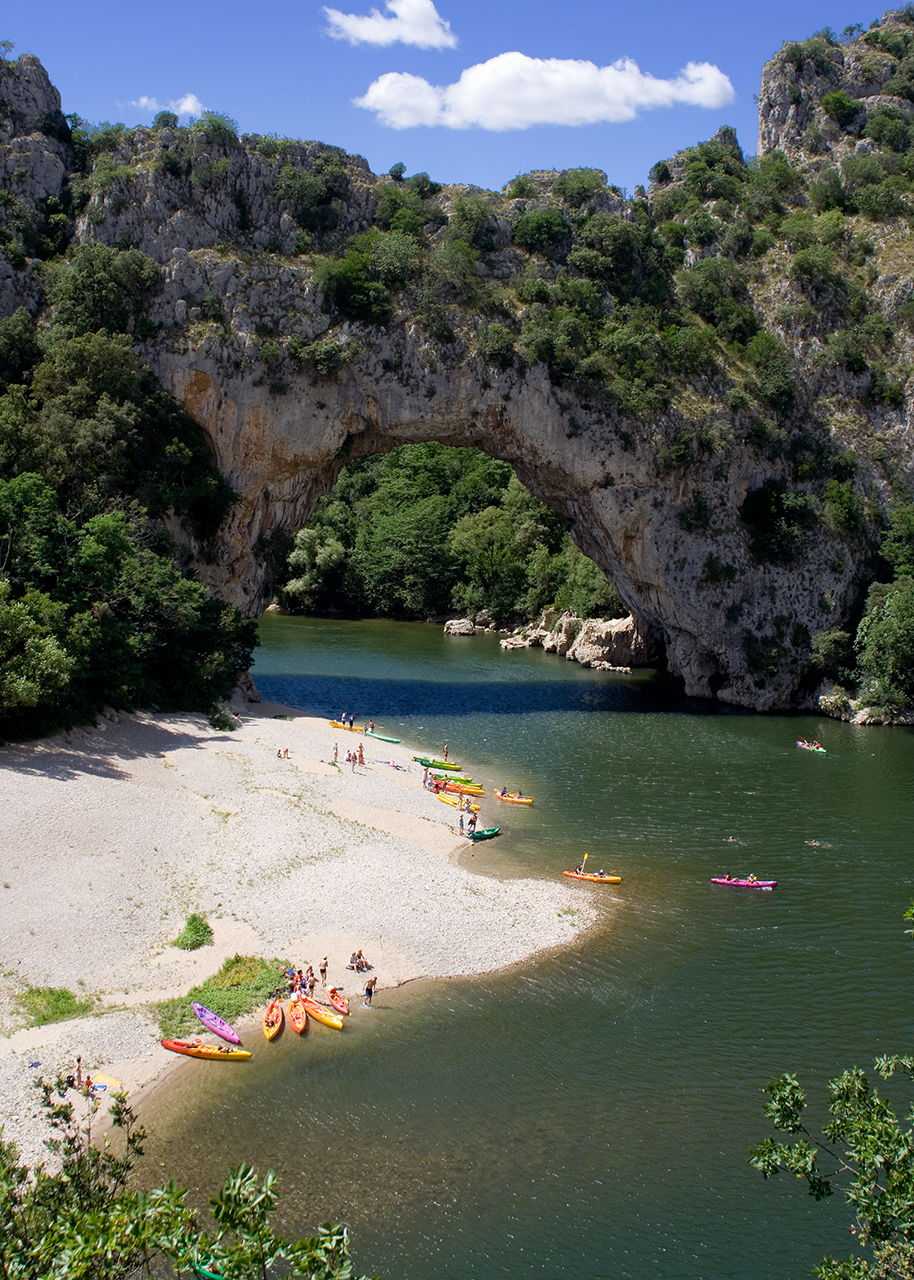 Faire du canoe kayak sous le Pont d'Arc en Ardèche