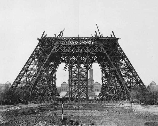 20 mars 1888 : montage des poutres horizontales sur l'échafaudage du milieu © wikipedia.org