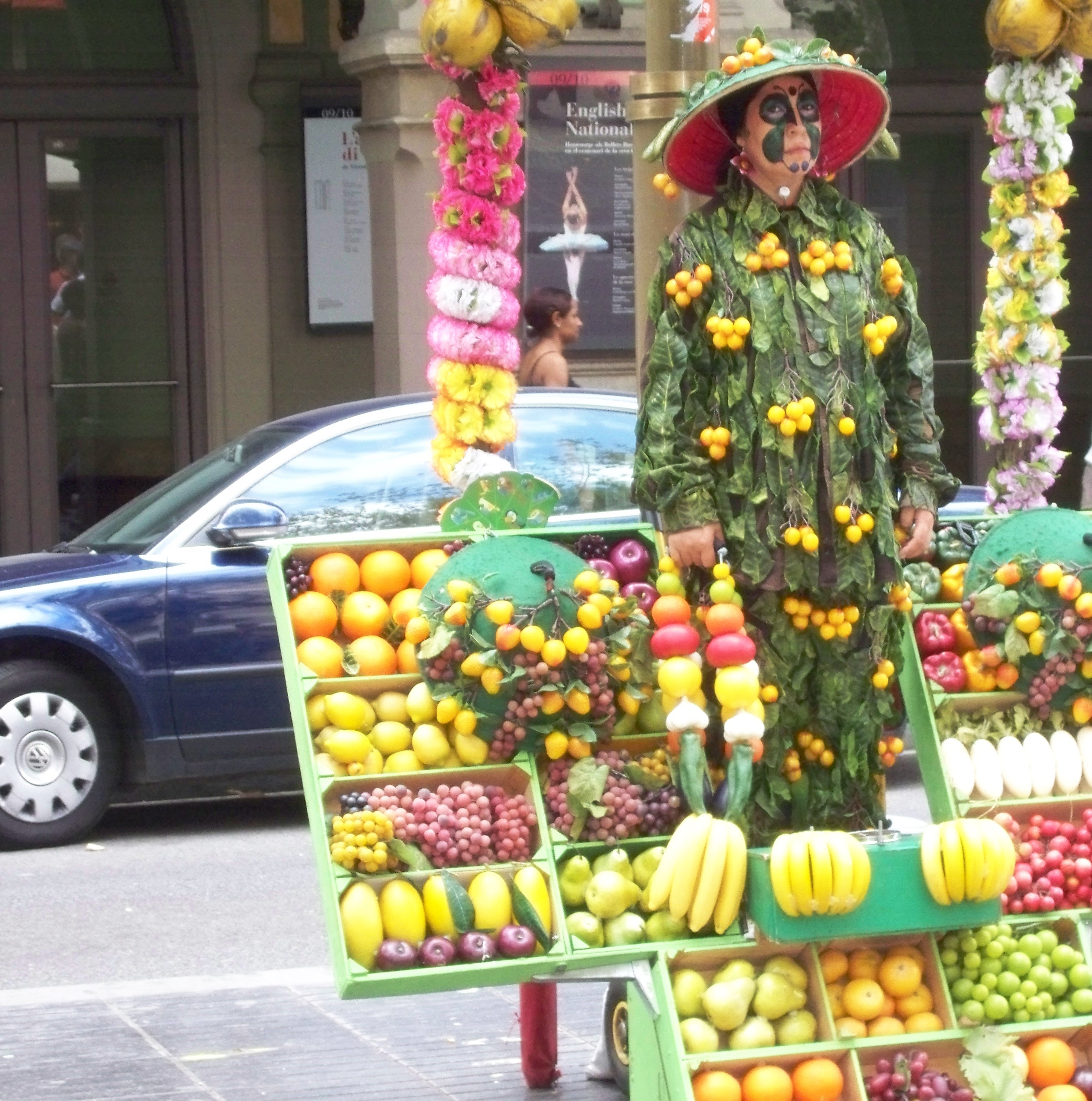 Une commerçante déguisée en fruit à Las Ramblas