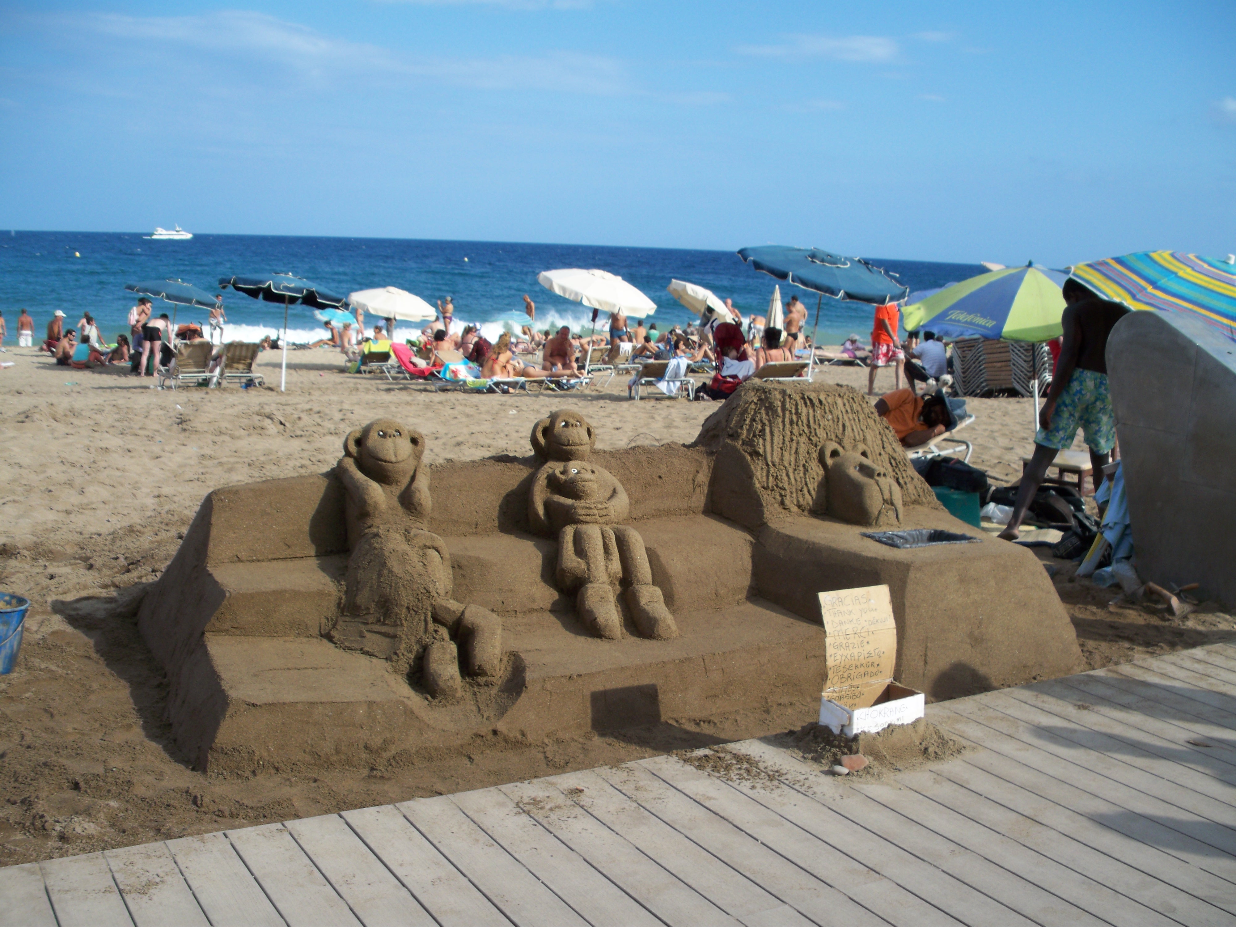 Une sculpture en sable sur la plage de Barcelone