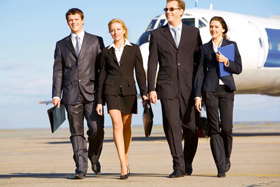 Business men et women à la descente de l'avion