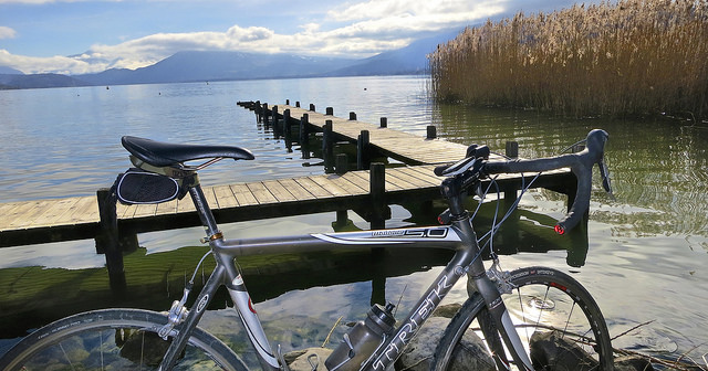 Un vélo au bord du lac d'Annecy