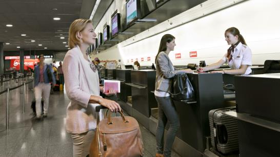 Enregistrement des bagages au comptoir de l'aéroport