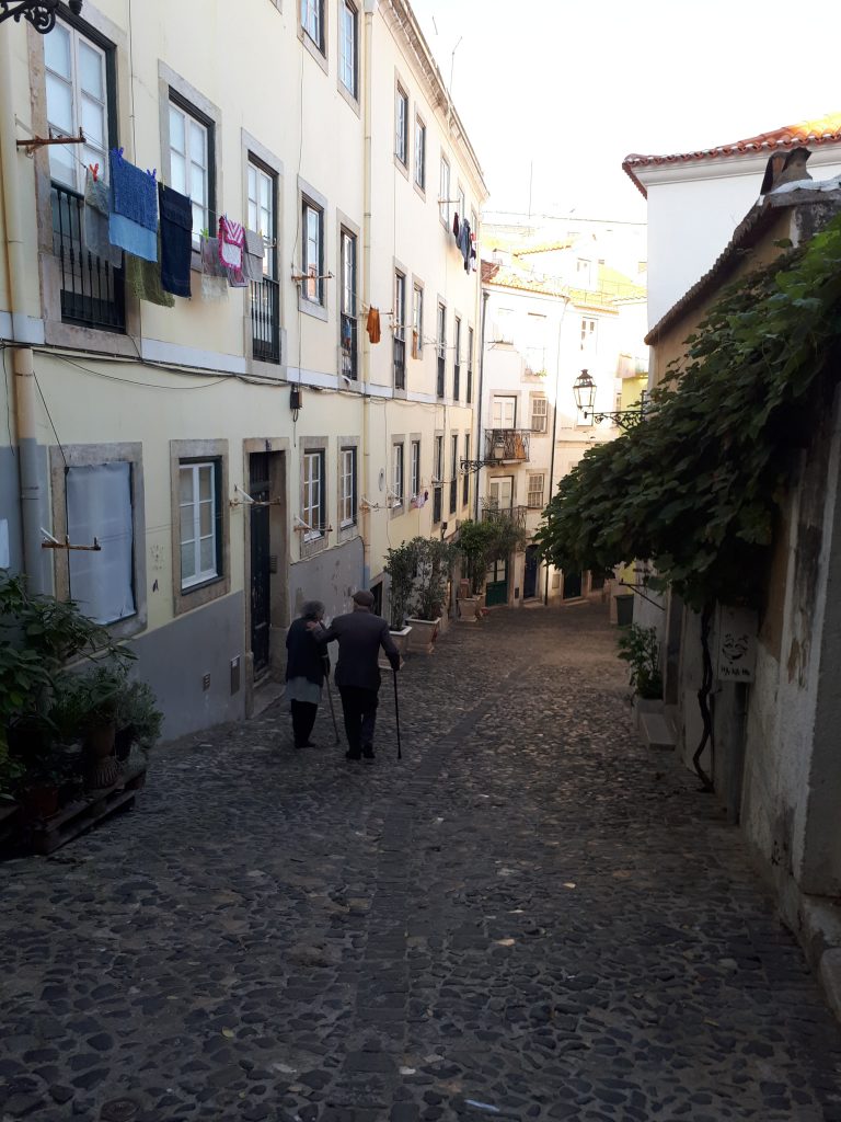 Une ruelle à Lisbonne, près de la Praça Martim Moniz