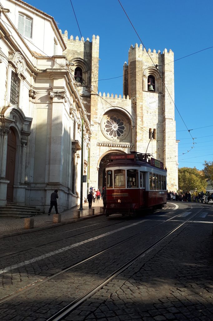 Vieux tramway et Cathédrale Sé - Lisbonne