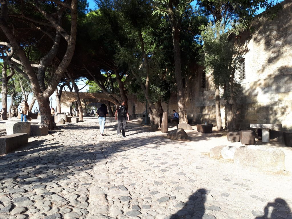 Cour pavée du château Saint-Georges