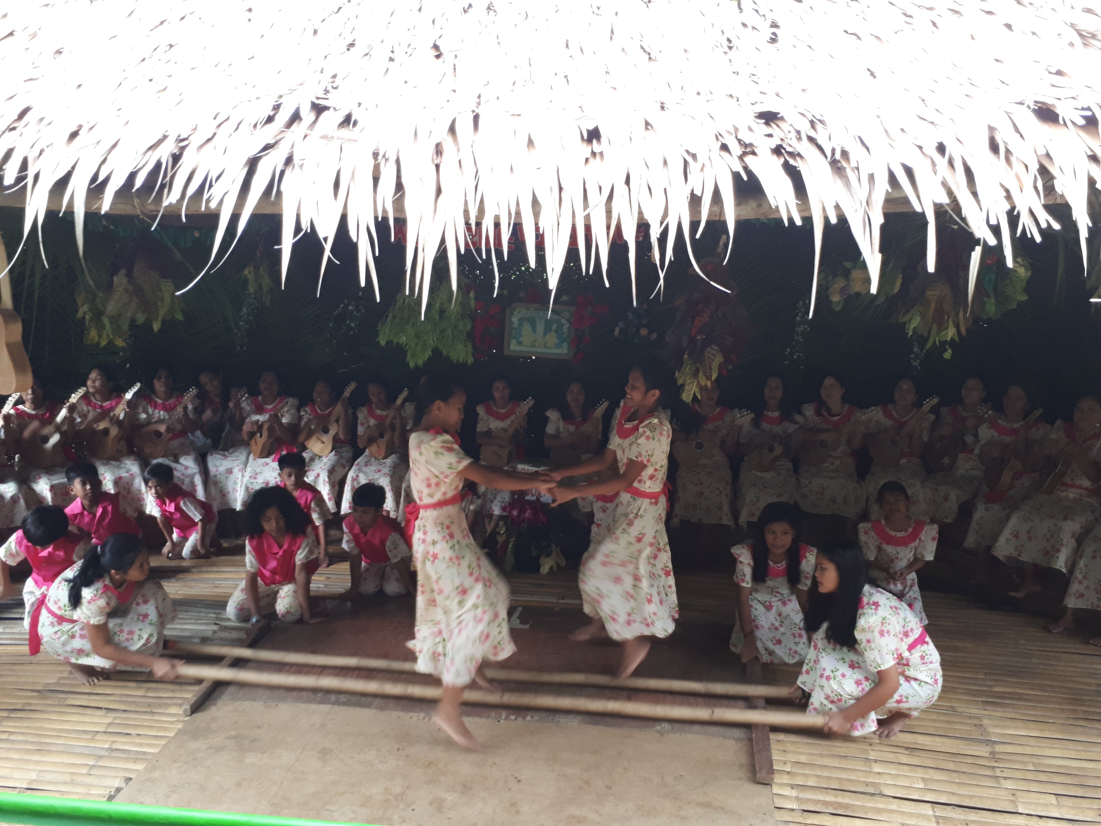 Danse traditionnelle aux abords de la rivière Loboc aux Philippines