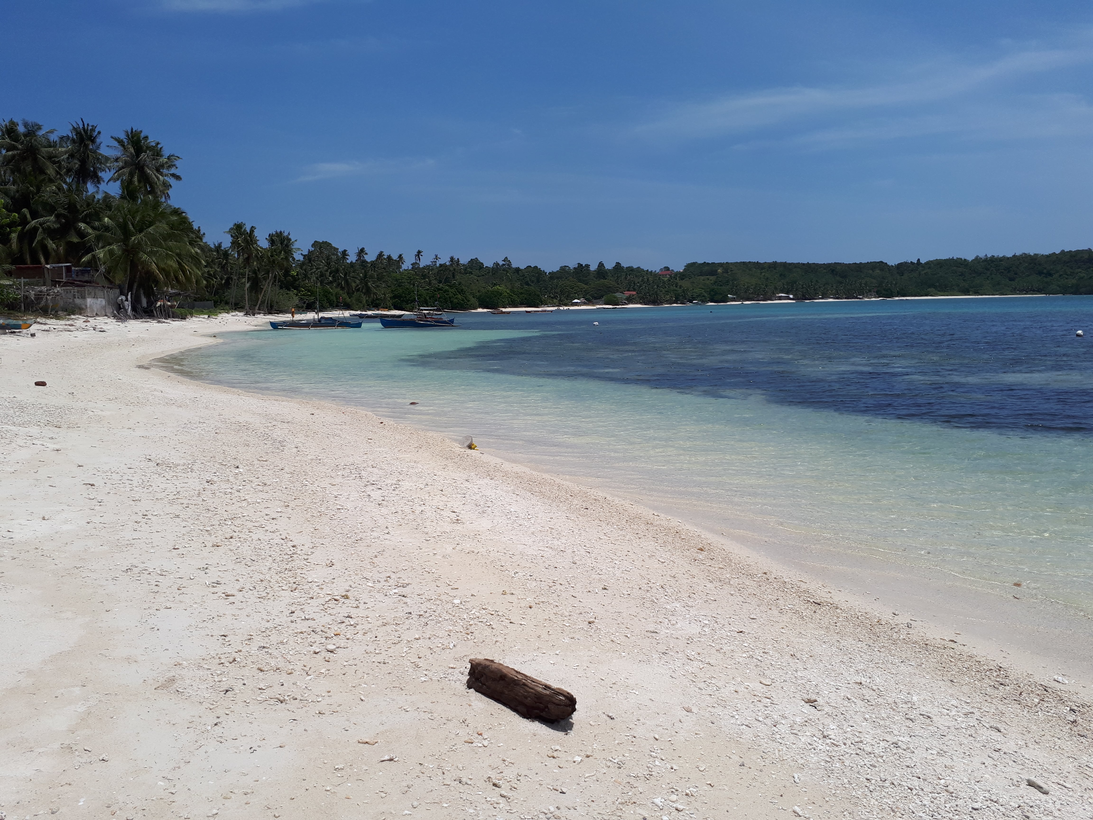 La plage de Minalulan à Siquijor aux Philippines