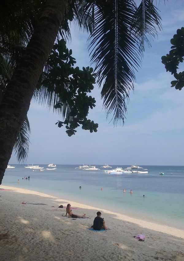 La plage d'Alona Beach à Panglao aux Philippines