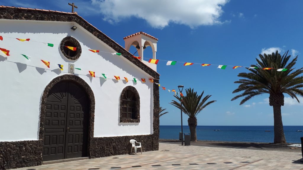 La place de l'église de La Lajita