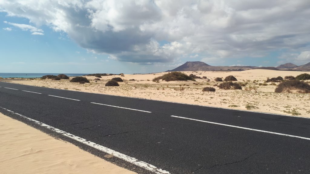 La route au cœur du parc de Corralejo