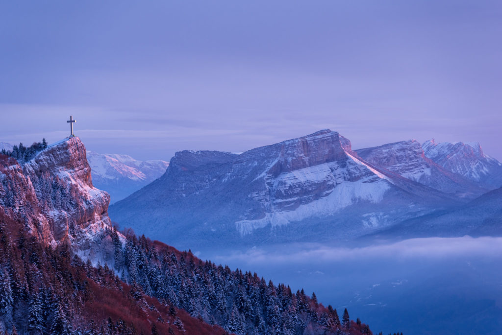 La Croix du Nivolet face au Mont Granier