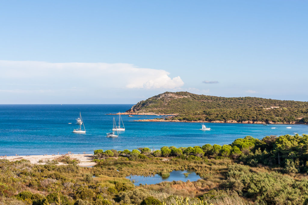 Baigneurs et bateaux en Corse à Rondinara